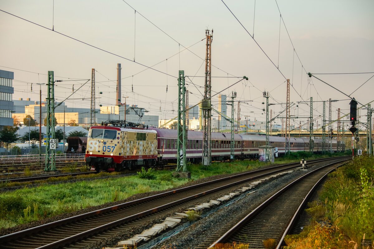 111 057 smart rail mit Partyzug in D�sseldorf Derendorf, Oktober 2021.