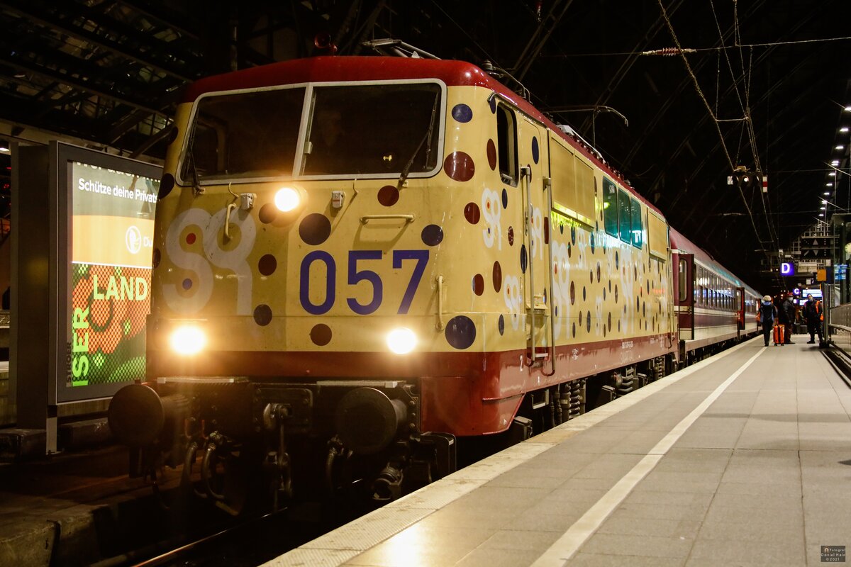 111 057 smart rail mit Partysonderzug MSM in K�ln Hbf, November 2021.