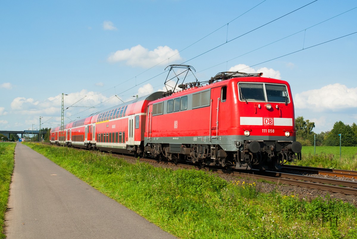 111 058 am 26.09.2015 in Meerbusch-Osterah richtung Neuss. 
