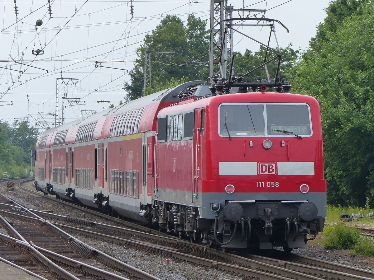 111 058 (Dortmund) mit RE Münster - Emden in Salzbergen, 17.06.15