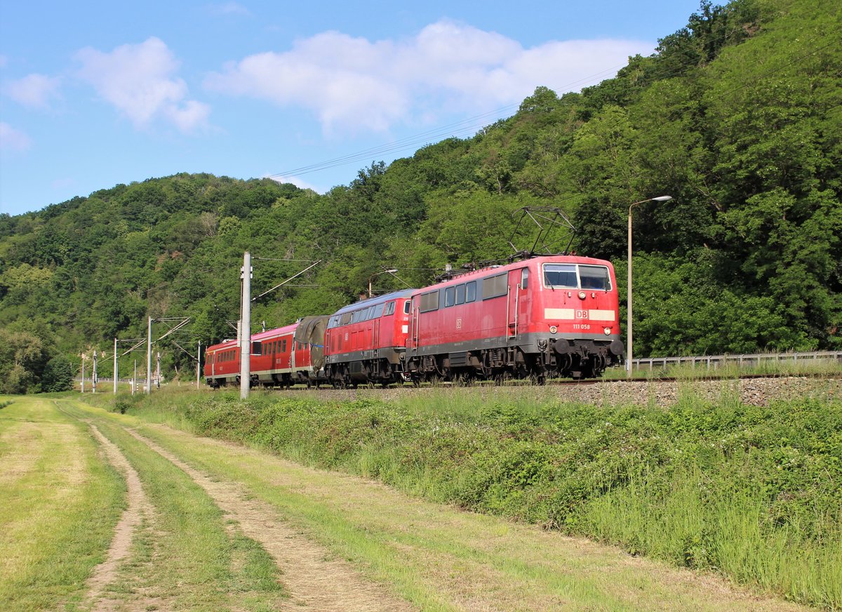 111 058 fuhr am 29.05.20 mit 218 406 und dem defekten 612 090 durch Kahla.