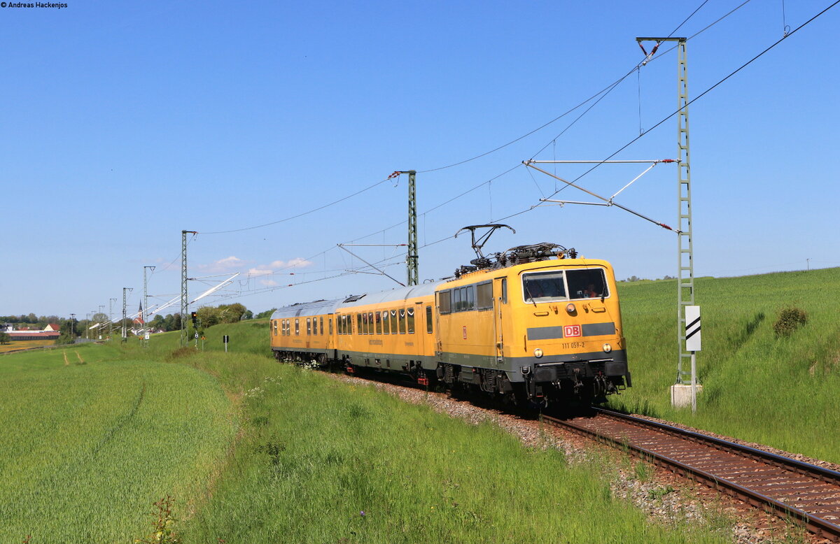 111 059-2 mit dem Mess NbZ 94310 (Freiburg(Brsg)Hbf-Donaueschingen) bei Hinterzarten 1.6.21