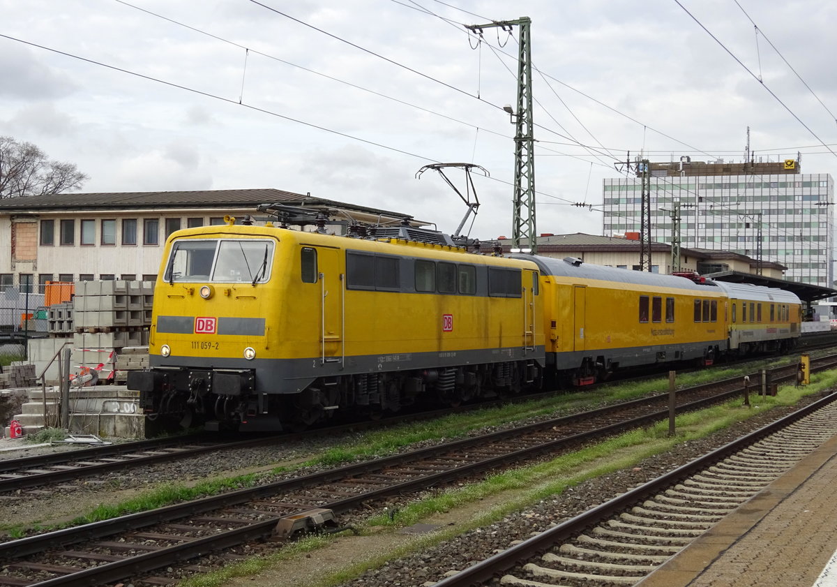 111 059-2 steht am 05. April 2016 mit einem Messzug im Würzburger Hbf.