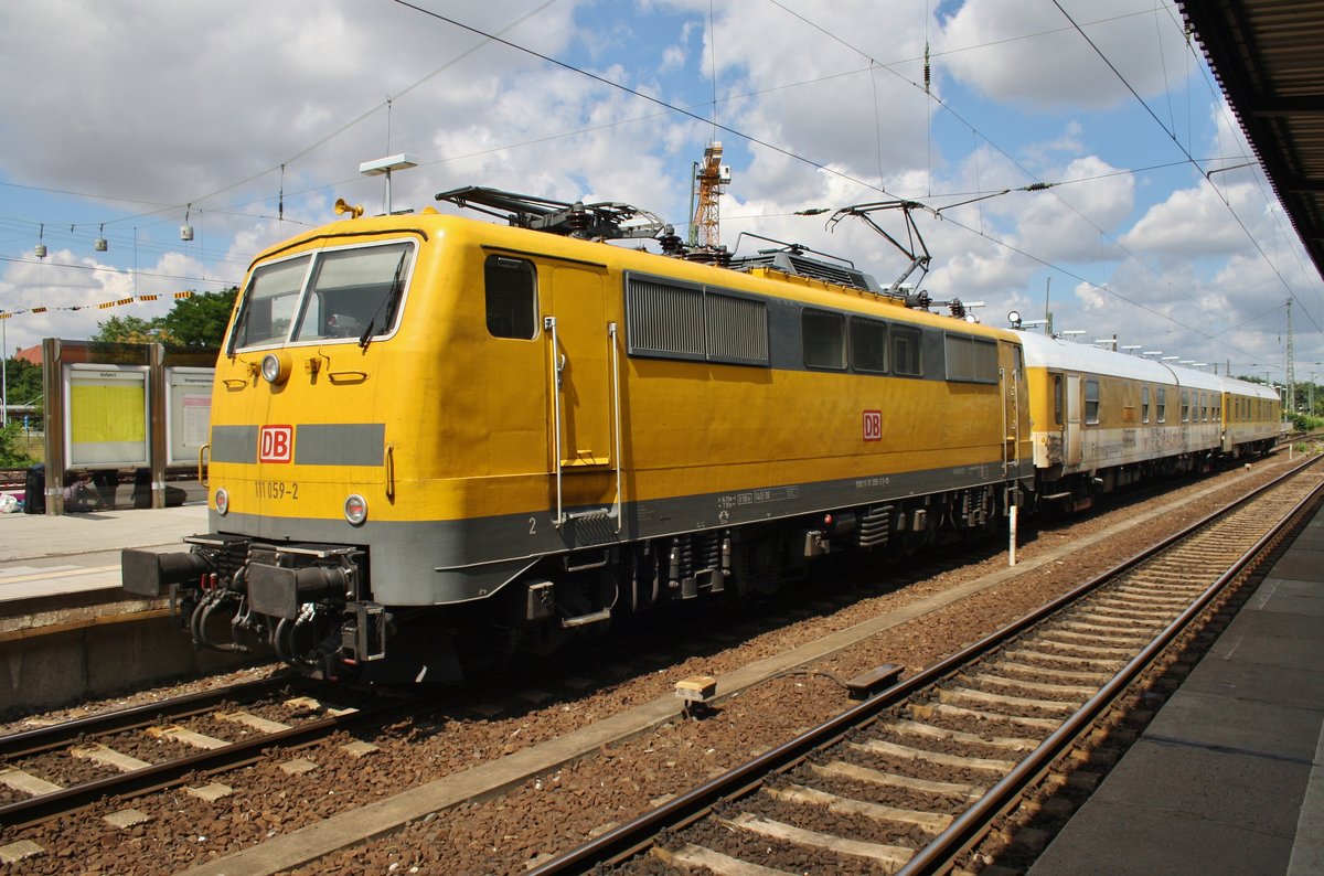 111 059-2 steht am 1.8.2016 mit RAILab3 im Magdeburger Hauptbahnhof.