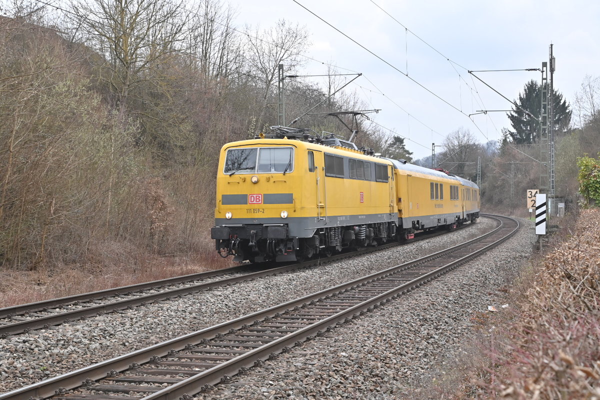 111 059 mit einem Oberleitungsmesszug in Neckargerach. 23.3.2021