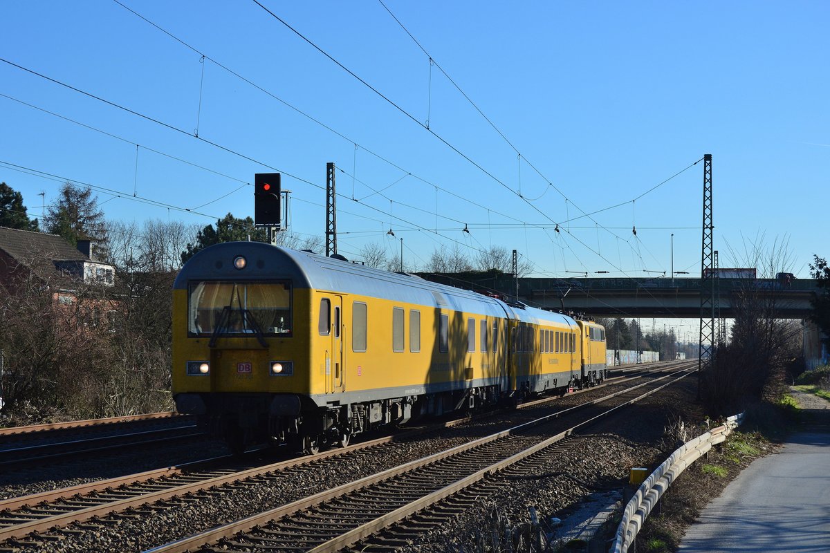 111 059 schiebt ihren Messzug als NbZ 94314 Solingen - Duisburg durch Duisburg Rahm gen Duisburg.

Duisburg Rahm 27.02.2019