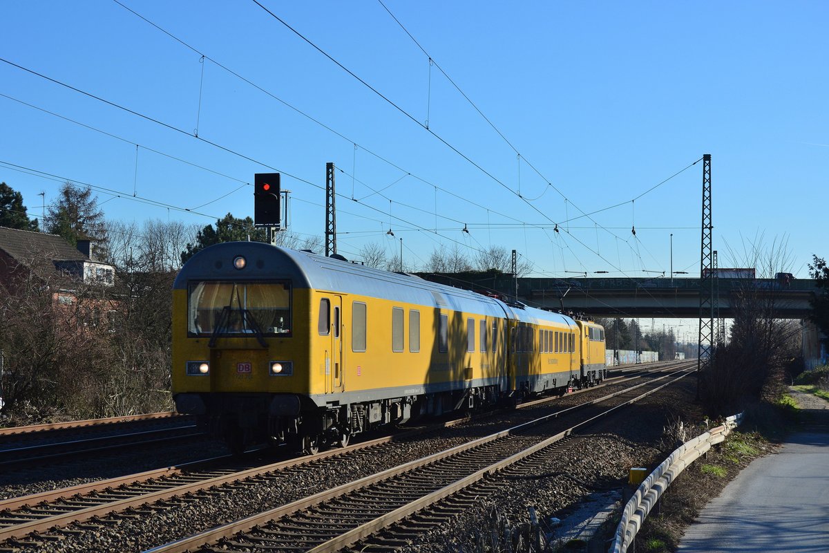 111 059 schiebt ihren Messzug als NbZ 94314 Solingen - Duisburg durch Duisburg Rahm gen Duisburg.

Duisburg Rahm 27.02.2019