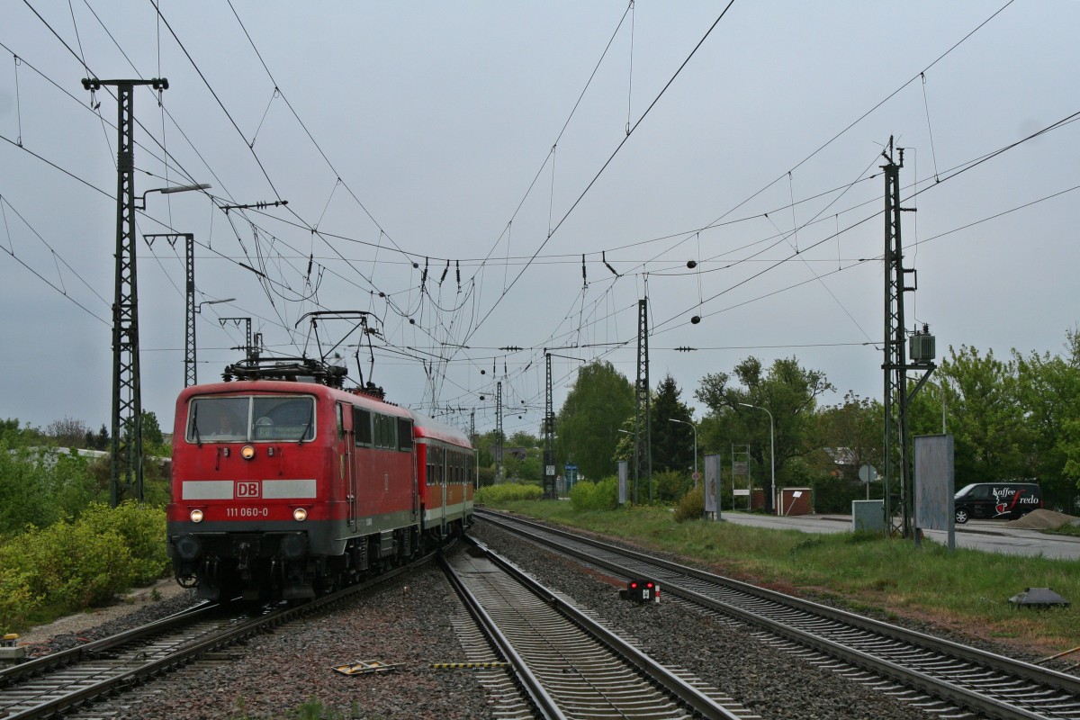 111 060-0 mit einer morgendlichen RB von Freiburg (Breisgau) Hbf nach Neuenburg (Baden) bei der Einfahrt in Mllheim (Baden).