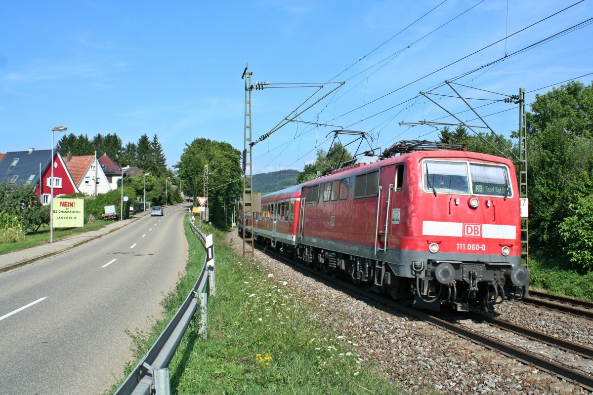 111 060-0 mit einer RB nach Basel Bad. Bf am Nachmittag des 15.08.13 sdlich des Haltepunktes Schallstadt.
Gre an den Lokfhrer!