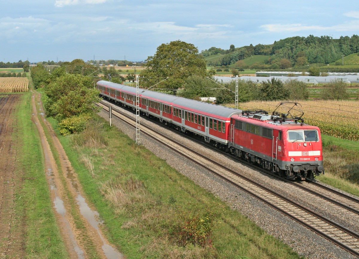 111 060-0 mit einer RB nach Offenburg am fr�hen Vormittag des 14.10.13 n�rdlich des 1400 Seelen Ortes H�gelheim.