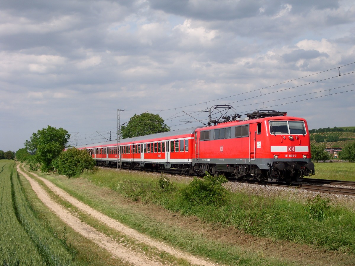 111 060-0 zusammen mit 111 050-1 mit einer RB nach Neuenburg (Baden) am Mittag des 24.05.11 bei H�gelheim.