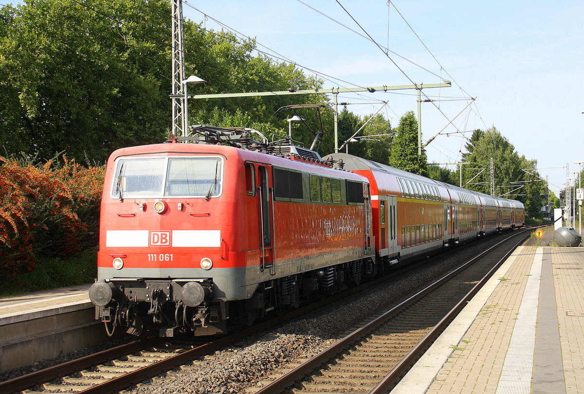 111 061 DB  kommt mit dem RE4 von Dortmund-HBf nach Aachen-Hbf und kommt aus Richtung Neuss-Hbf,Mönchengladbach-Hbf,Rheydt-Hbf,Wickrath,Beckrath,Herrath und fährt in Erkelenz ein und fährt dann weiter in Richtung Baal,Hückelhoven-Baal,Brachelen,Lindern,Süggerath,Geilenkirchen,Frelenberg,Zweibrüggen,Übach-Palenberg,Rimburg,Finkenrath,Hofstadt,Herzogenrath, Kohlscheid,Richterich,Laurensberg,Aachen-West,Aachen-Schanz,Aachen-Hbf. 
Aufgenommen vom Bahnsteig 2  in Erkelenz.
Bei Sommerwetter am Nachmittag vom 23.8.2017. 