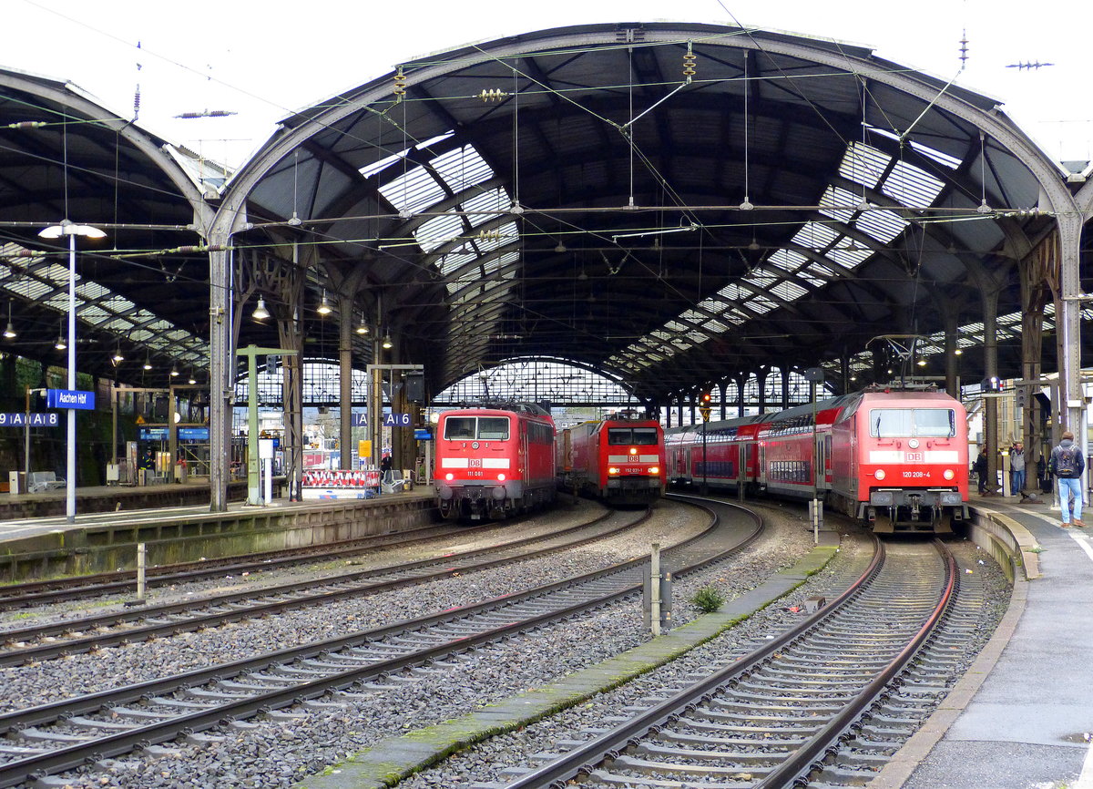 111 061 DB steht mit dem RE4 von Dortmund-Hbf nach Aachen-Hbf und daneben eine 152 031-1 DB fährt mit einem Güterzug in Richtung Köln.
Aufgenommen vom Bahnsteig 2 vom Aachen-Hbf.
Bei Regenwetter am Morgen vom 31.1.2018. 