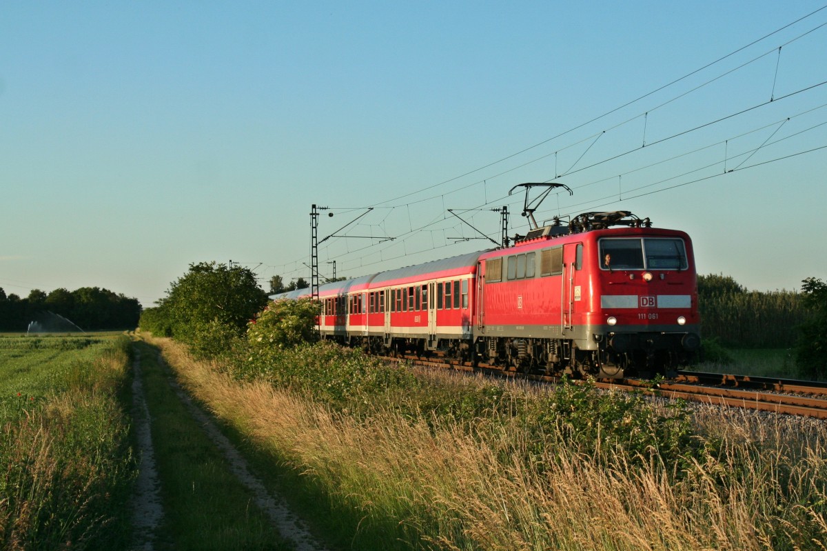 111 061 mit dem RE 26527 von Offenburg nach Schliengen im Abendlicht des 05.06.14 sdlich von Buggingen.
Seit dem Umbau der Rheintalbahn gibt es wieder mehrere n-Wagen-Umlufe im RE-Plan. Schade dass dies wohl nicht von Dauer sein wird.