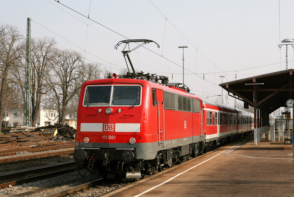 111 061 mit einem Nahverkehrszug im Bahnhof Müllheim (Baden).
Aufgenommen am 29.03.2013.
