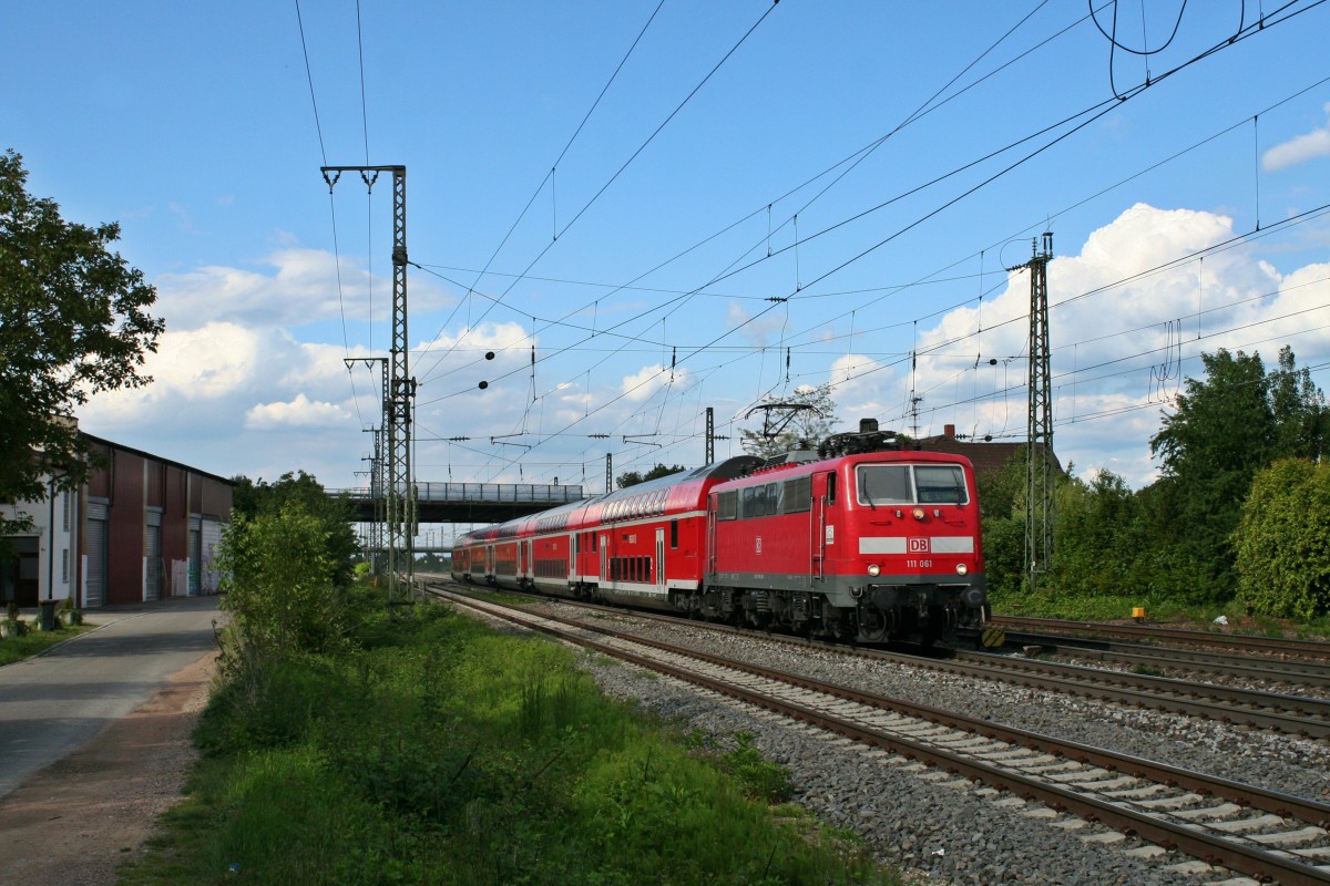 111 061 mit einem RE von Offenburg nach Schliengen am Nachmittag des 14.05.14 bei der Einfahrt in den Bahnhof Mllheim (Baden).
