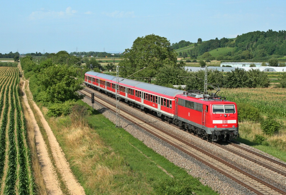 111 061 mit der RB 26572 von Neuenburg (Baden) nach Freiburg (Breisgau) Hbf am Nachmittag des 03.08.13 bei Hgelheim.
