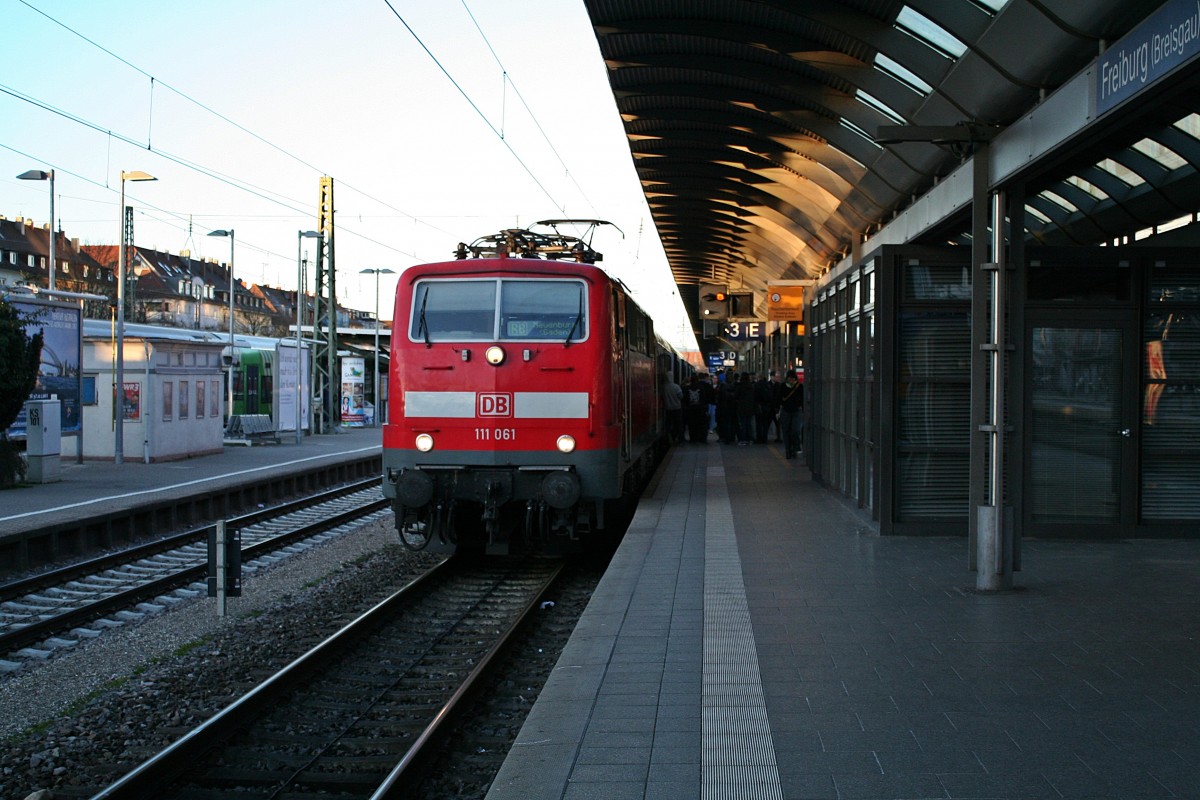 111 061 mit der RB 26579 von Offenburg nach Neuenburg (Baden) am Abend des 23.02.14 beim Halt in Freiburg (Breisgau) Hbf.