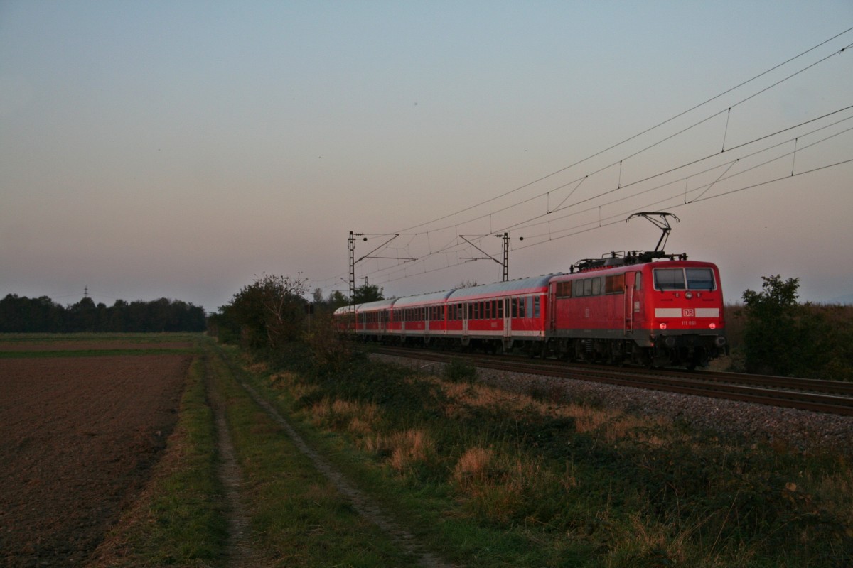 111 061 mit einer RB von Bad. Bf nach Offenburg im letzten Licht des 28.10.14 zwischen Buggingen und Hgelheim.