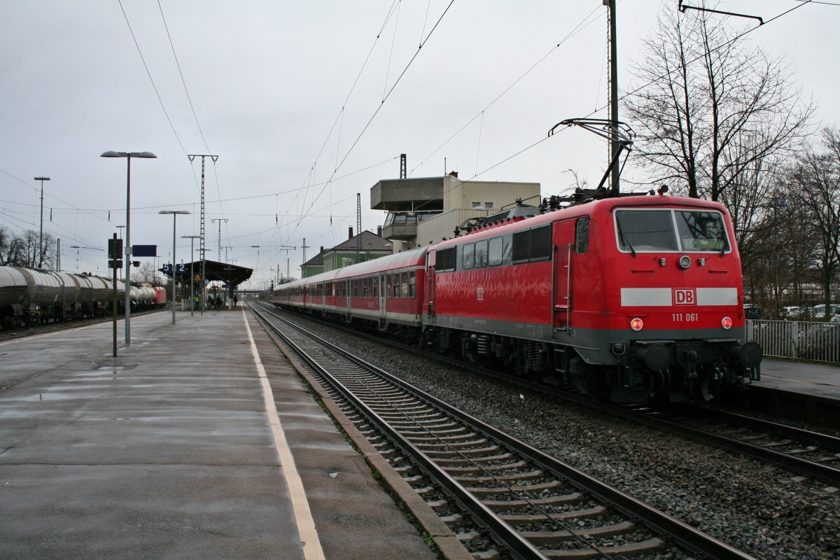 111 061 mit einer RB von Basel Bad. Bf nach Offenburg am Nachmittag des 28.02.14 bei der Einfahrt in M�llheim (Baden).
