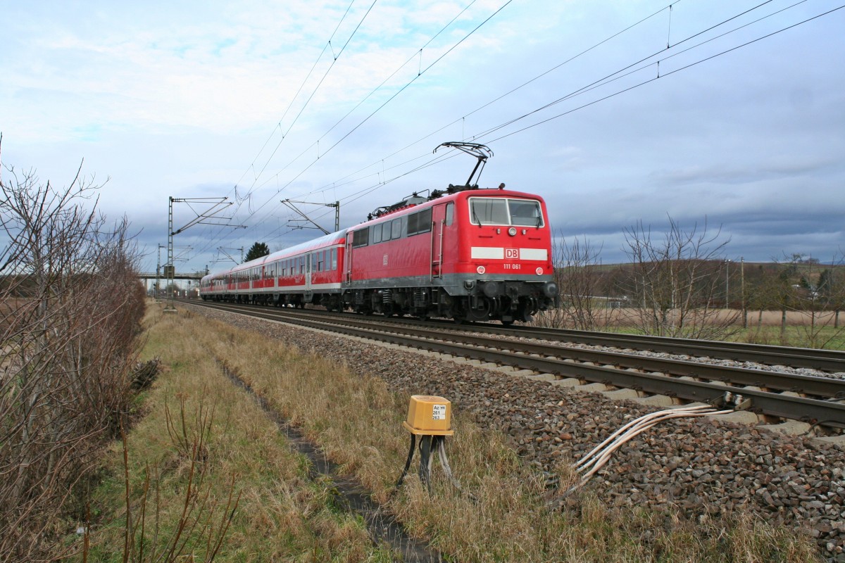 111 061 mit einer RB von Neuenburg (Baden) nach Offenburg am Nachmittag des 03.01.14 bei Hügelheim.