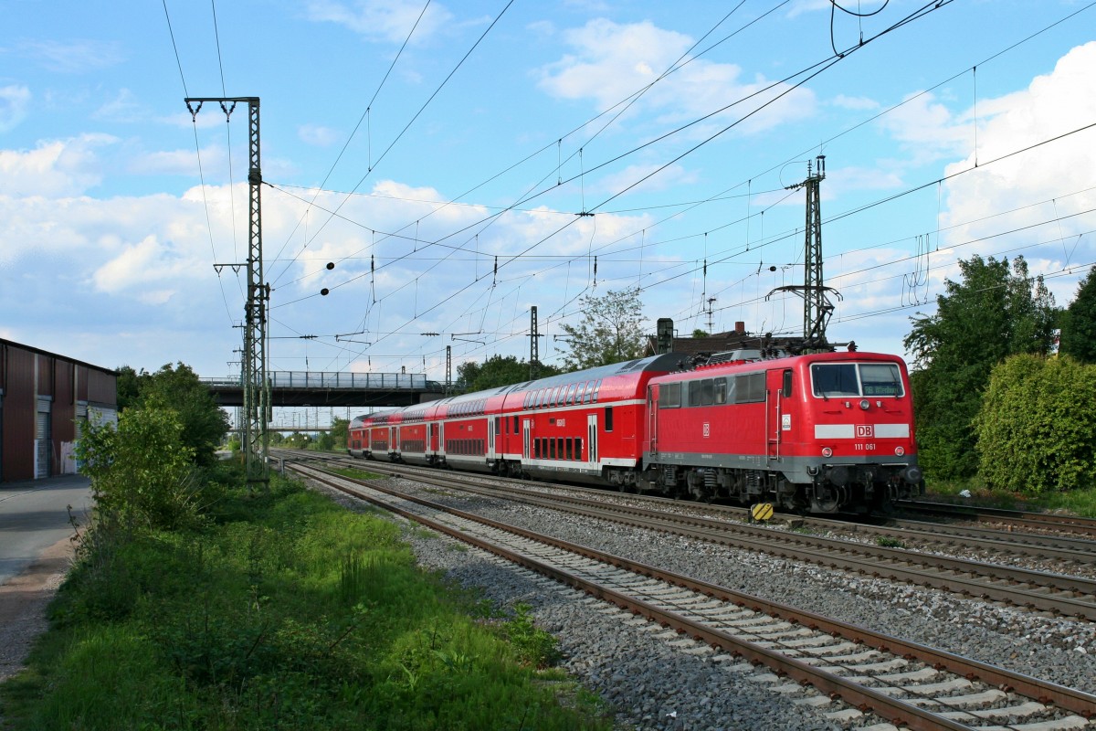111 061 mit einer RB von Schliengen nach Offenburg am Nachmittag des 14.05.14 beim Verlassen des Bahnhofs Mllheim (Baden).