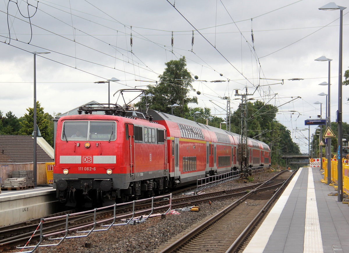 111 062-6 DB kommt die Kohlscheider-Rampe hoch aus Richtung Neuss,Herzogenrath mit dem RE4 aus Dortmund-Hbf nach Aachen-Hbf und fährt durch Kohlscheid in Richtung Richterich,Laurensberg,Aachen-West,Aachen-Schanz,Aachen-Hbf. 
Aufgenommen vom Bahnsteig 1 in Kohlscheid. 
Bei Sonne und Wolken am Nachmittag vom 14.7.2019.