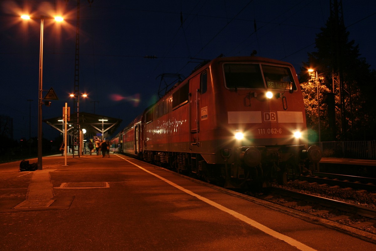111 062-6 mit dem RE 5345 von Offenburg nach Basel Bad. Bf am Abend des 09.11.13 beim Halt in Mllheim (Baden).