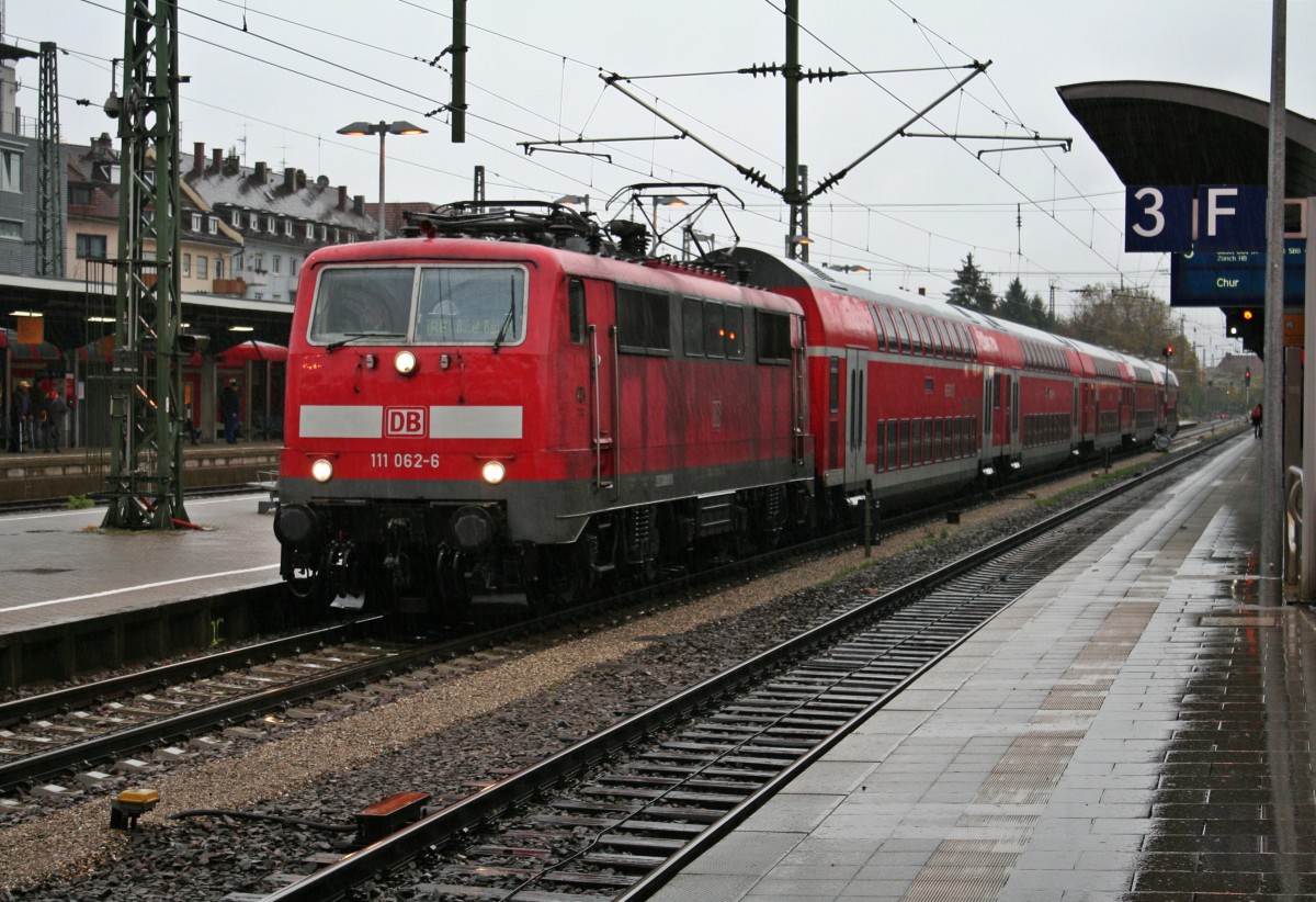 111 062-6 mit dem RE 5341 von Offenburg nach Basel Bad. Bf am Nachmittag des 10.11.13 beim kurz nach der Ankunft in Freiburg (Breisgau) Hbf.