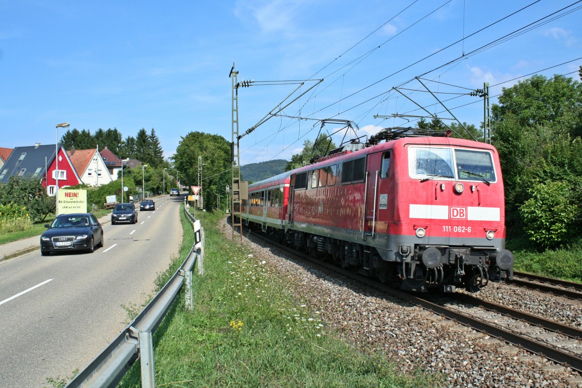 111 062-6 mit einer RB nach Basel Bad. Bf am Nachmittag des 15.08.13 sdlich vom Hp Schallstadt.
