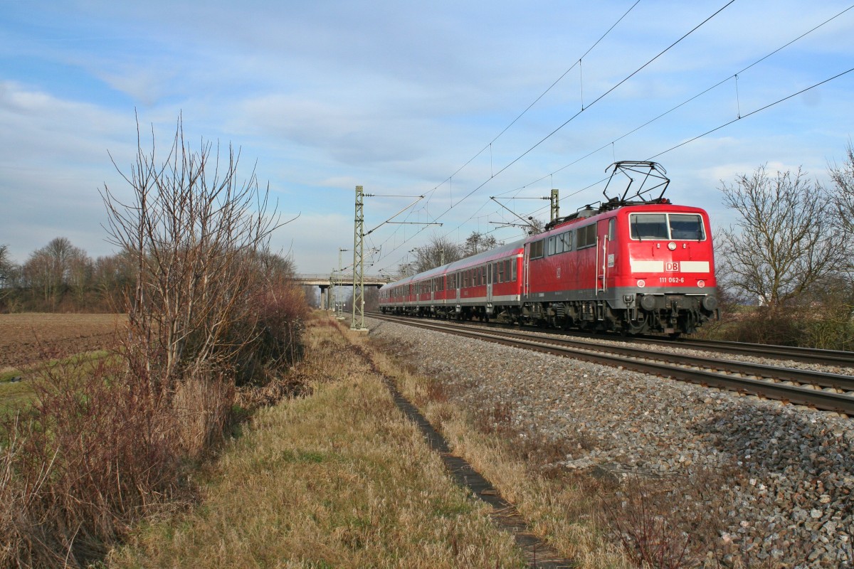 111 062-6 mti der RB 26566 von Neuenburg (Baden) nach Freiburg (Breisgau) Hbf am Nachmittag des 18.01.14 bei Buggingen.