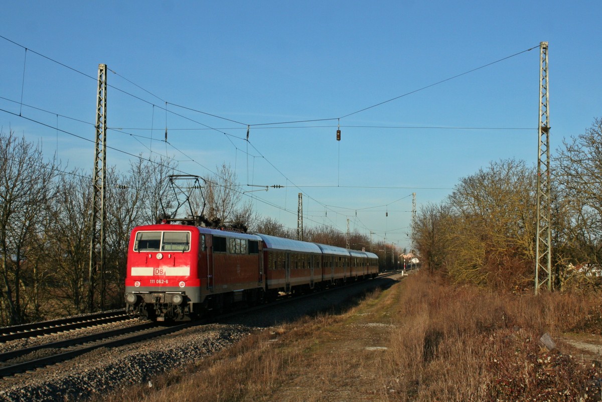 111 062-6 war am Nachmittag des 23.12.13 mit der RB 26566 von Neuenburg nach Offenburg unterwegs, hier bei der Ausfahrt aus Heitersheim.