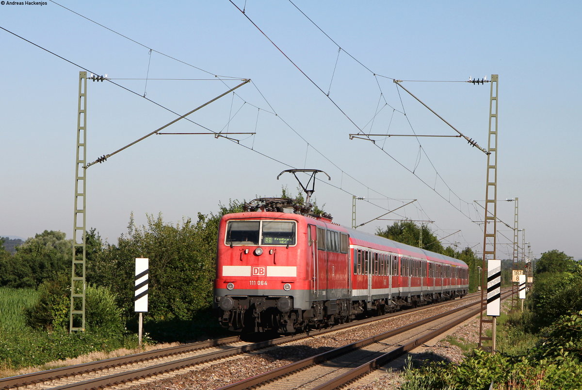 111 064-2 mit der RB 17081 (Offenburg-Freiburg(Brsg)Hbf) bei Köndringen 20.7.16