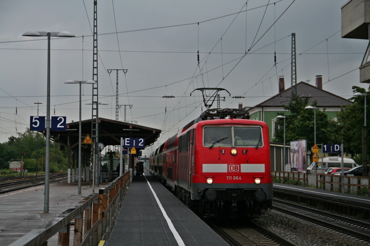 111 064 mit einem RE von Offenburg nach Schliegen am Nachmittag des 30.07.14 im strmenden Regen beim Halt in Mllheim (Baden).
Gre an den Lokfhrer!