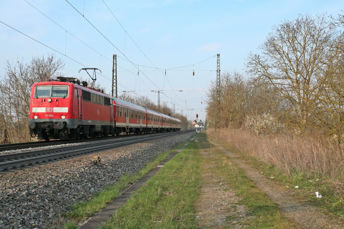 111 064 mit der RB 26575 von Offenburg nach Basel Bad. Bf am späten Nachmittag des 27.03.14 bei der Einfahrt in Heitersheim.