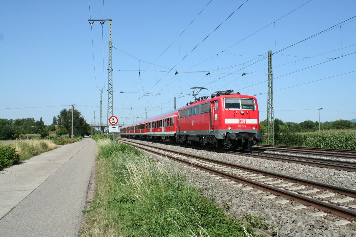 111 064 mit einer RB nach Basel Bad. Bf am Nachmittag des 02.08.13 bei der Einfahrt on Mllheim (Baden).