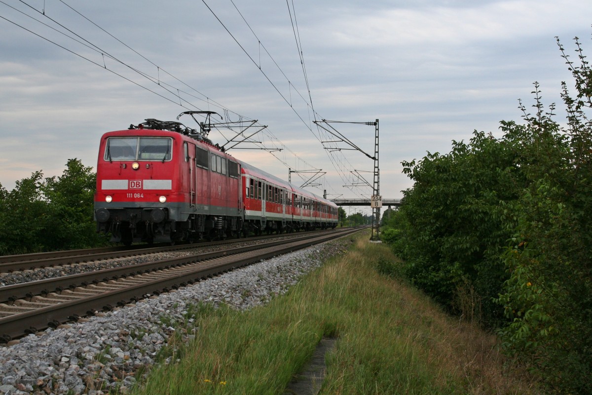 111 064 mit einer RB nach Neuenburg (Baden) am Nachmittag des 07.09.13 bei Hgelheim.