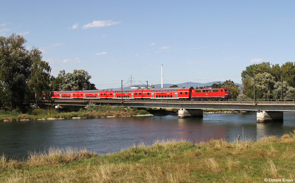 111 065 mit RE 4075 am 17.09.2015 in Plattling.