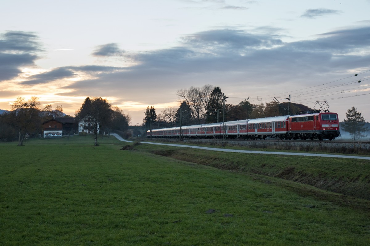 111 066 mit einem Flüchtlingszug am 6. November 2015 bei Übersee.