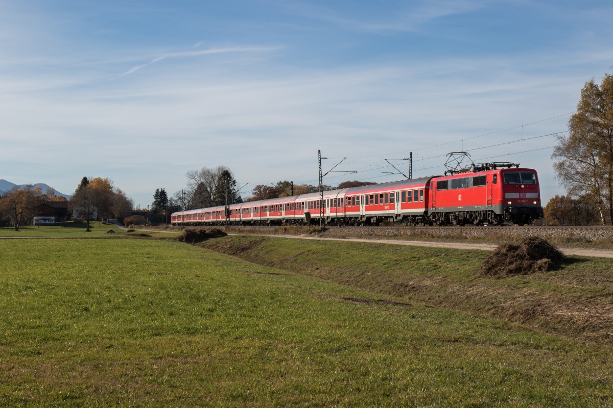 111 066 mit einem Flüchtlingszug am 8. November 2015 bei Übersee.