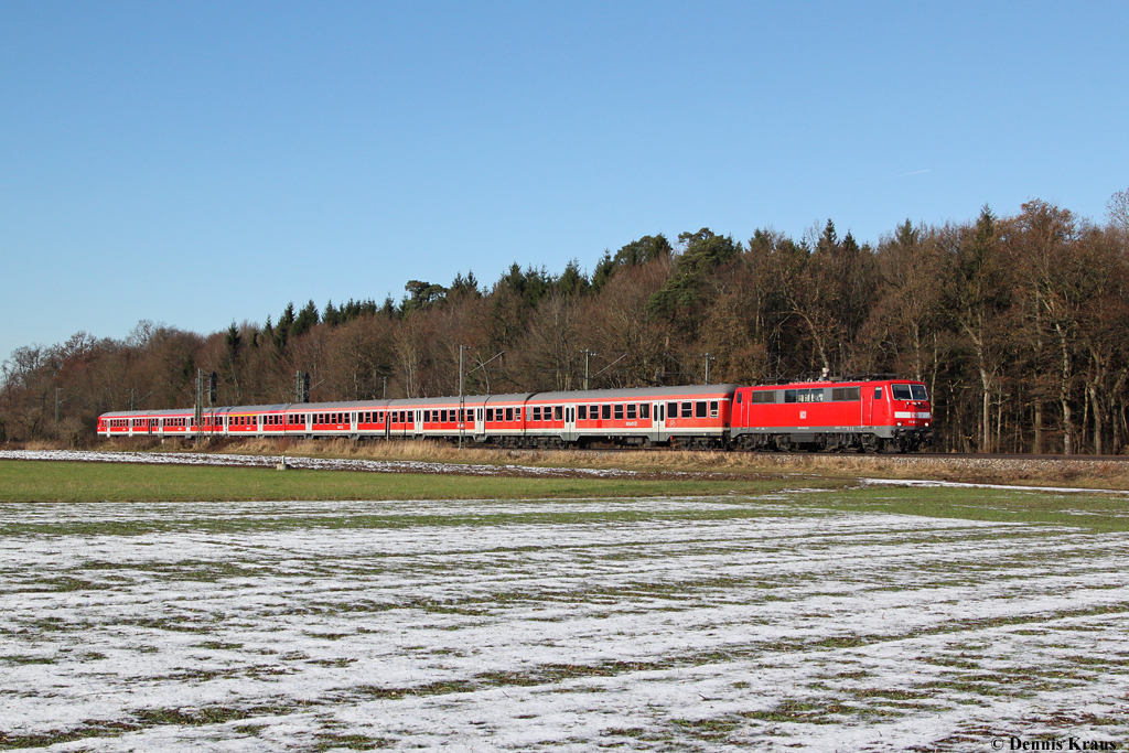 111 066 mit RE 79017 am 01.12.2013 bei Eglharting.