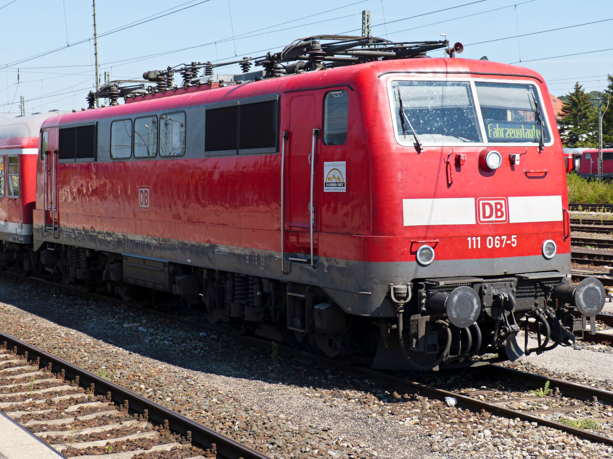 111 067-5 mit ungewöhnlicher Angabe in der Zugzielanzeige. Grund ist mir nicht bekannt. Crailsheim 23.08.2015