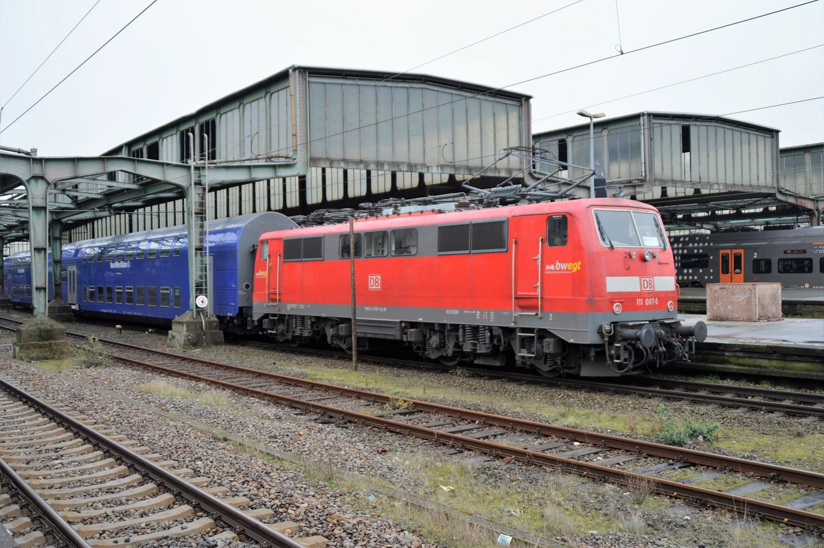 111 067-5 schiebt am 27.02.2020 den RE44 Ersatzzug in den Hbf. Duisburg.