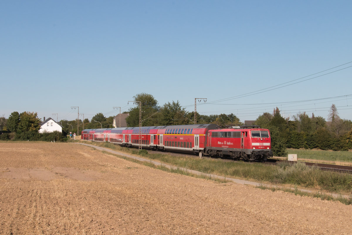 111 067 der Deutschen Bahn AG war am 31. Juli 2020 mit dem Regionalexpress 10426 von Dortmund Hauptbahnhof nach Aachen Hauptbahnhof unterwegs, hier zwischen den Haltepunkten Wickrath und Herrath bei Beckrath.