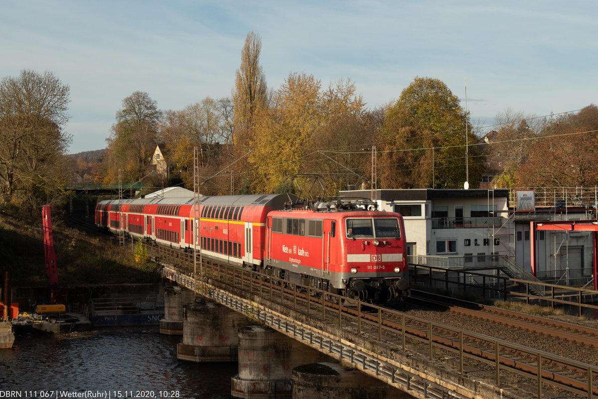 111 067 ließ sich am 15.11.2020 in Wetter, bei schönem Wetter blicken.