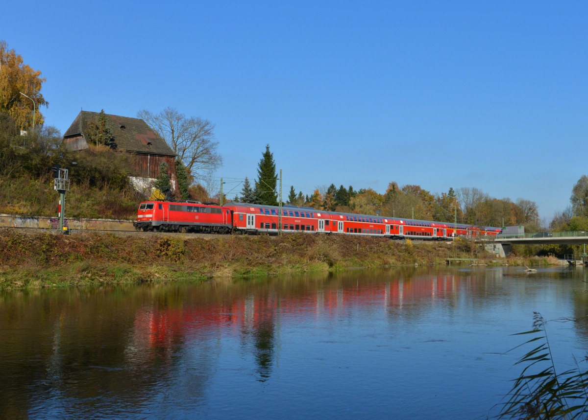 111 067 mit einem RE nach München am 09.11.2012 bei Moosburg.