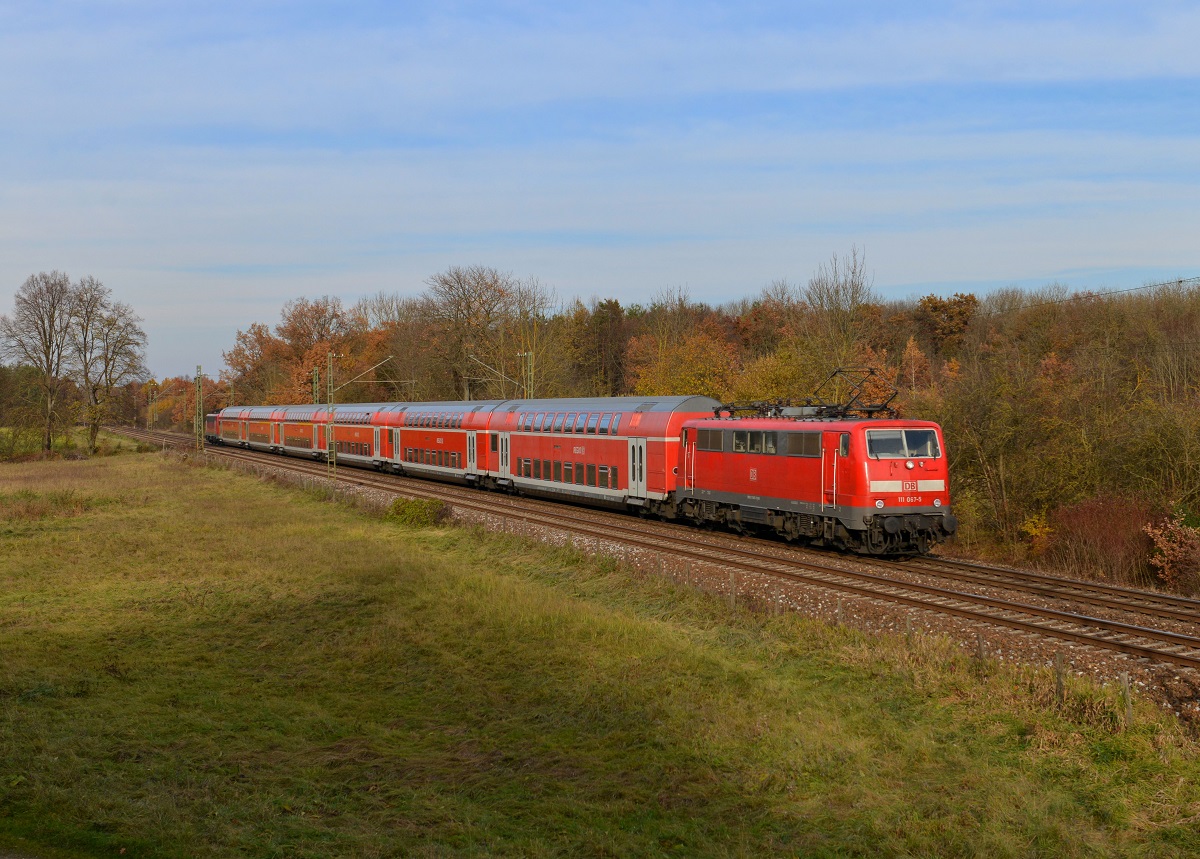 111 067 mit einem RE am 09.11.2012 bei München-Feldmoching. 