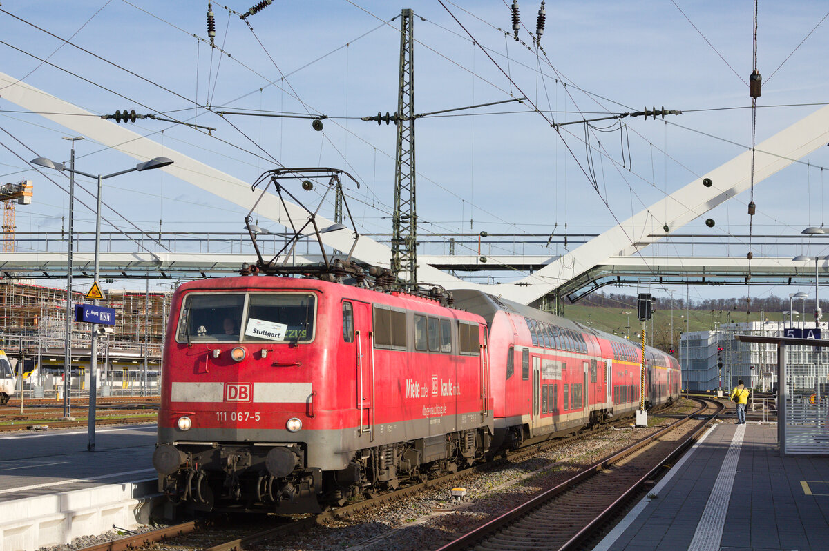 111 067 zieht RE8 Würzburg-Stuttgart am 31.12.2022 in den Heilbronner Hbf. Die Garnitur ist ersatzweise für diverse sechsteilige Flirt 3 im Einsatz, da sich diese einer Ausrüstung mit ETCS unterziehen müssen. 