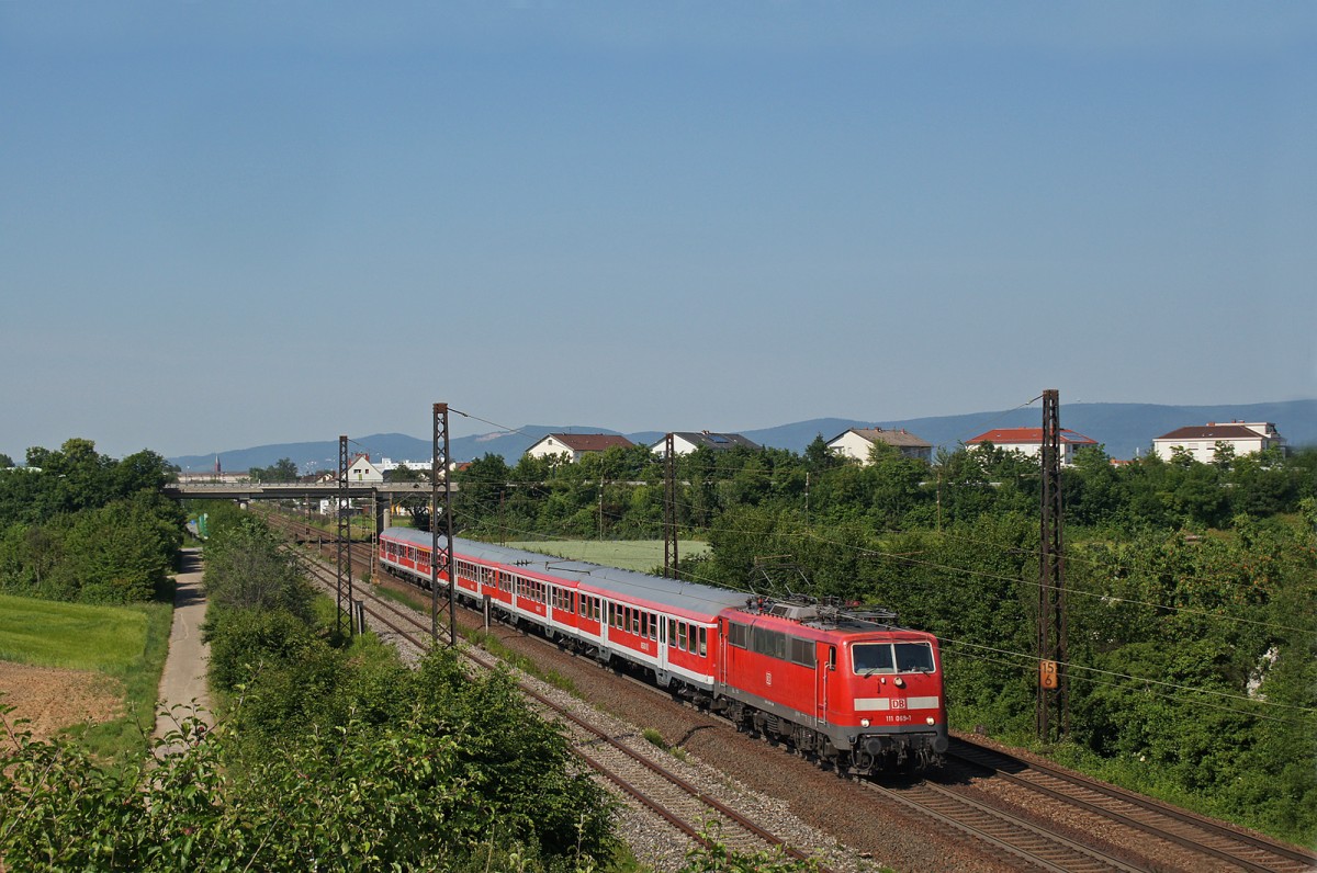 111 069-1 beschleunigt ihre RB 38861 Ludwigshafen(Rhein)Hbf - Karlsruhe Hbf aus Oftersheim. 17.06.13