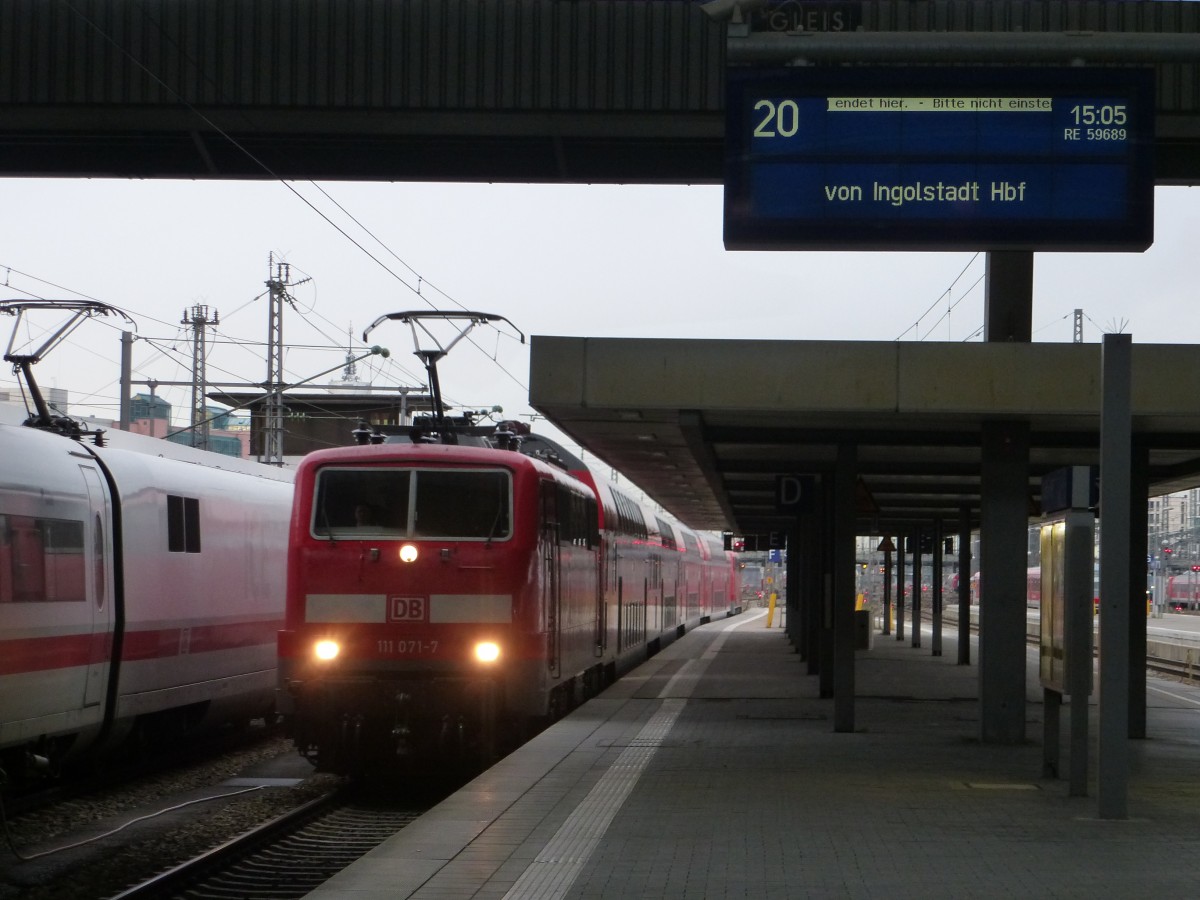 111 071-1 fährt hier gerade mit dem RE59689 aus Ingolstadt in den Münchner Hbf ein.
Fotografiert am 04.01.2014.
